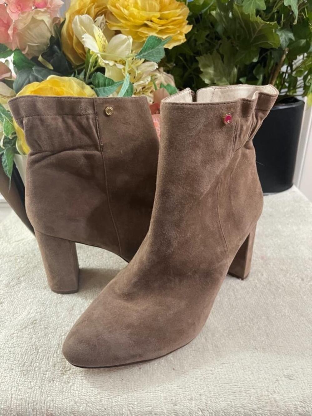 NWOB Louis et Cie Shayna Suede Block Heel Booties 9M (BOTA 500